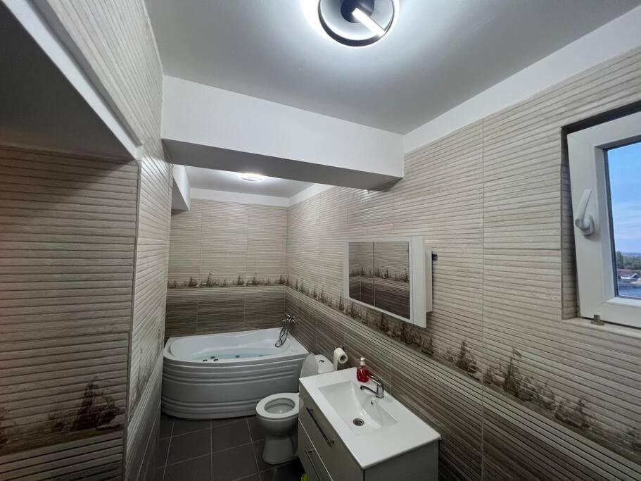Lovely Flat With Bathtub 5 Mins From Center 크라이오바 외부 사진