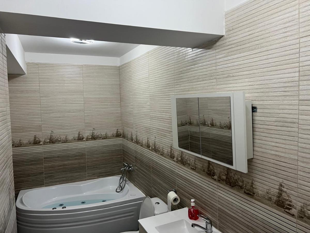 Lovely Flat With Bathtub 5 Mins From Center 크라이오바 외부 사진