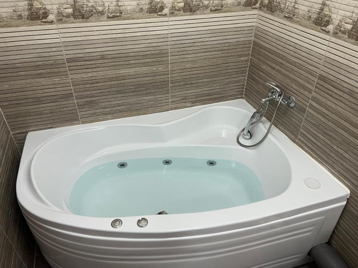 Lovely Flat With Bathtub 5 Mins From Center 크라이오바 외부 사진