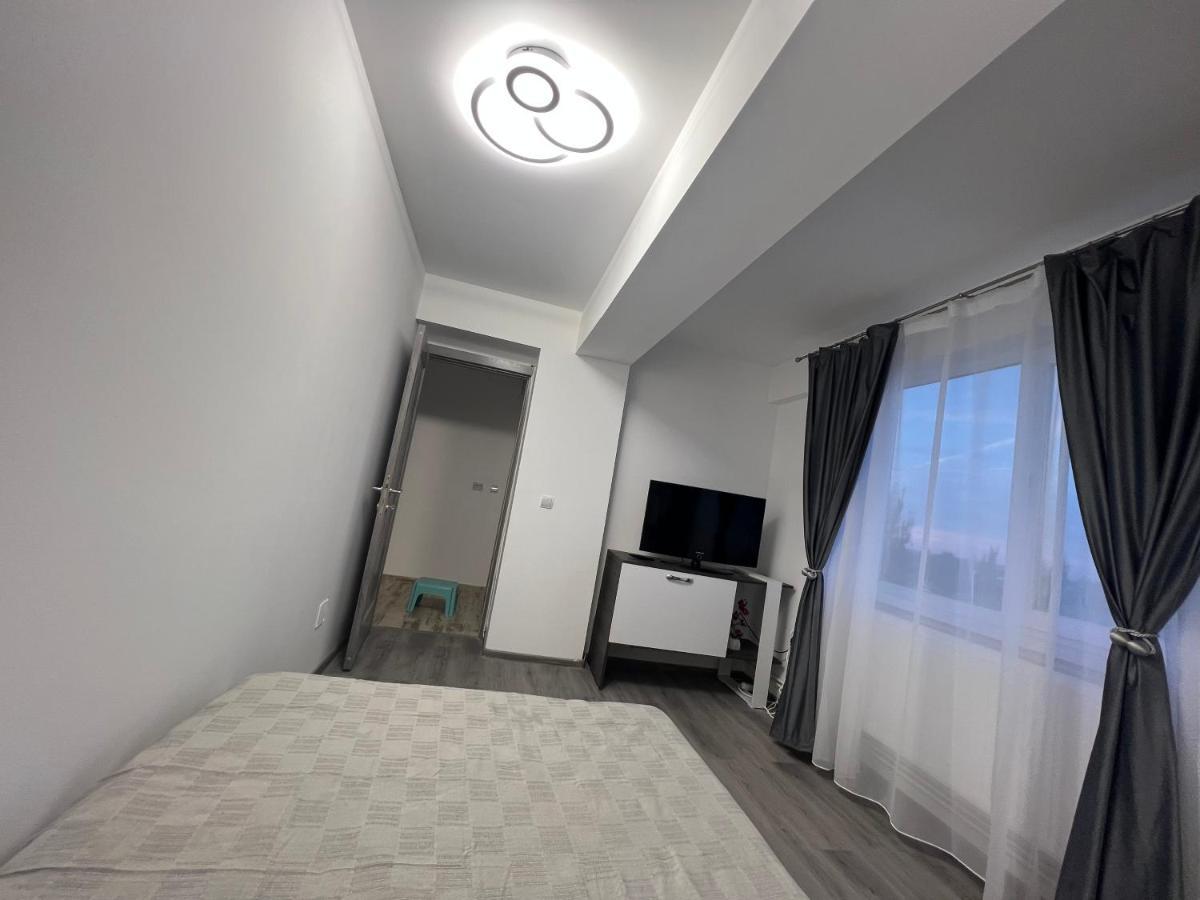 Lovely Flat With Bathtub 5 Mins From Center 크라이오바 외부 사진
